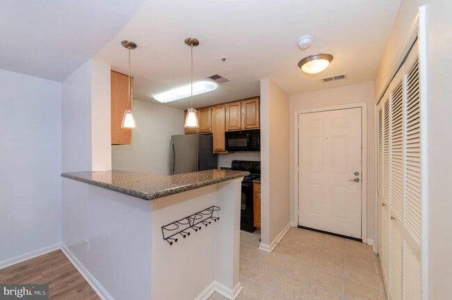 Building Photo - 3176 Summit Square Dr