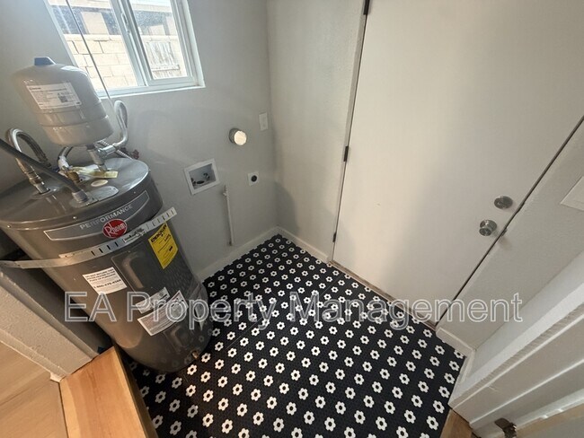 Building Photo - 704 La Poblana Rd NW