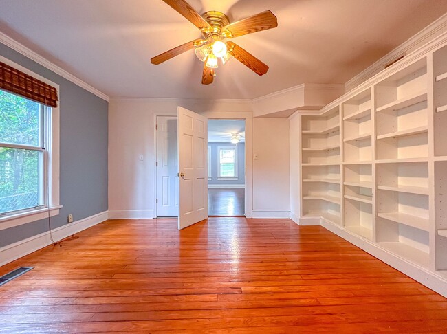 Building Photo - MIDTOWN 5/3.5 w/ 2750 sq ft, Wood Floors, ...