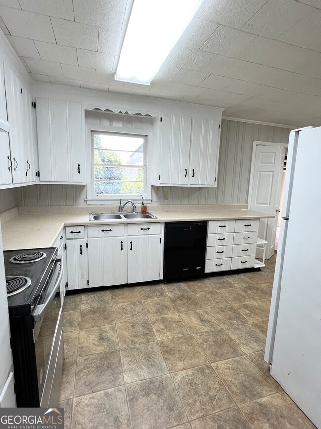 Building Photo - 133 Pineview Dr