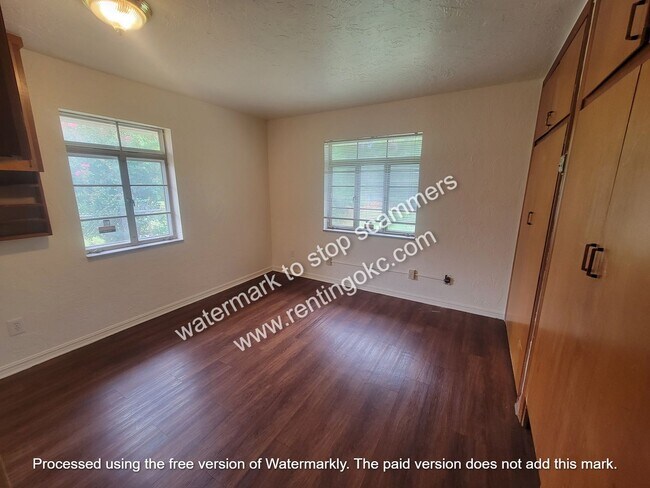 Building Photo - 3 OR 4 bed ready to go!