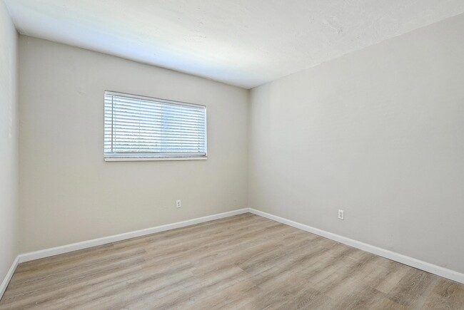 Building Photo - 2162 Bees Ferry Rd