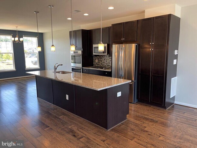 Building Photo - 419 Foxglove Way