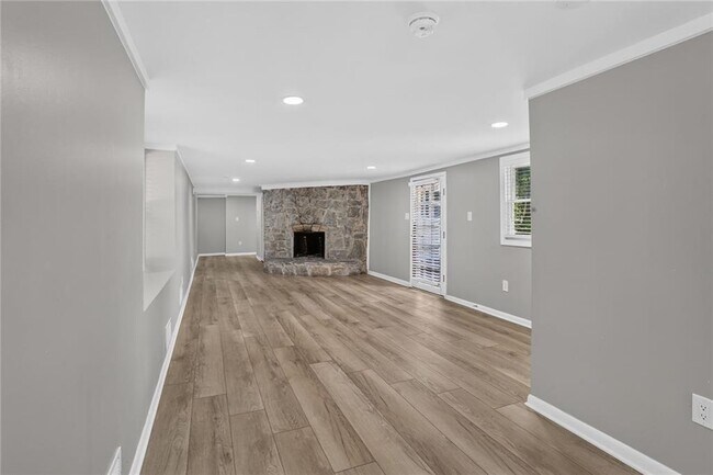 Building Photo - 1220 Roxboro Dr NE