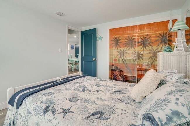 Building Photo - Fully Furnished 2BR/2BA Sarasota Home – Move-In Ready with Entertainment Room Near Siesta Key!