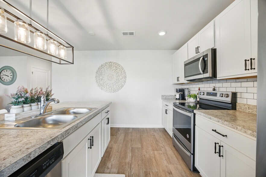 Building Photo - 580 Talisman Trl