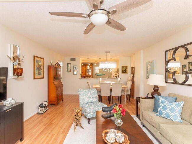 Building Photo - 1147 Hillsboro Mile Unit 209