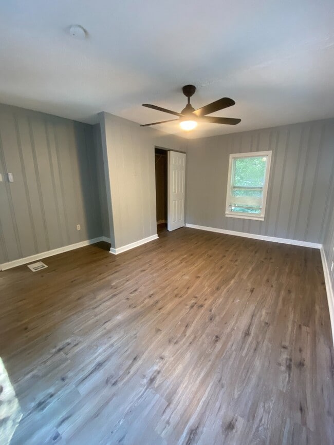 Building Photo - 2430 Wallis Ave