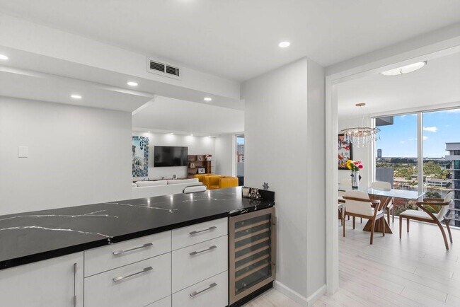 Building Photo - 2030 S Ocean Dr