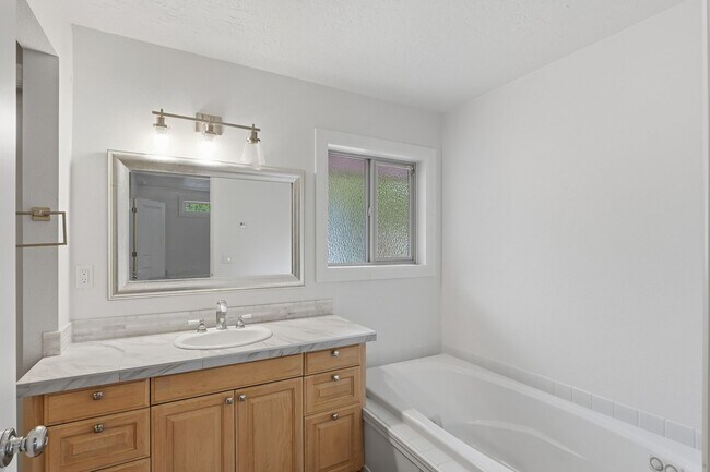 Building Photo - Updated 3Bed/2Bath w/ Bonus Room Plus Lake...