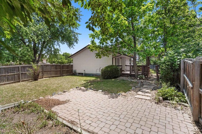 Building Photo - Available NOW! 3 Bedroom 1 Bath Beautiful Home in Arvada!