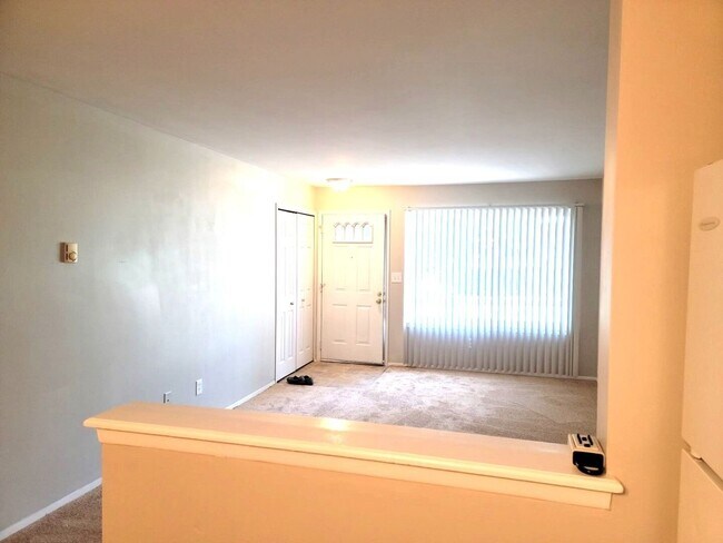 Building Photo - Charming unit in a quiet neighborhood
