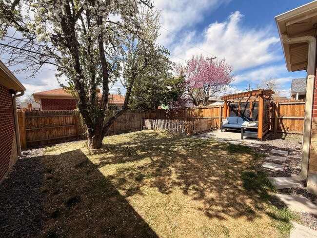 Building Photo - Spacious Twin Lakes Gem!!!