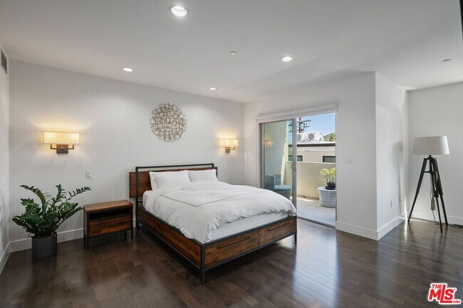 Building Photo - 11023 Fruitland Dr