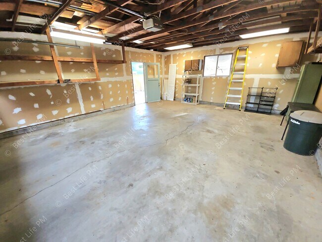 Building Photo - 7037 N Monteith Ave