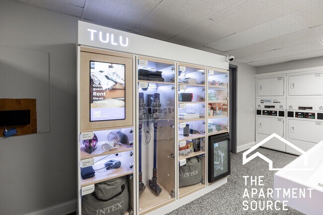 Building Photo - 1140 N La Salle Dr