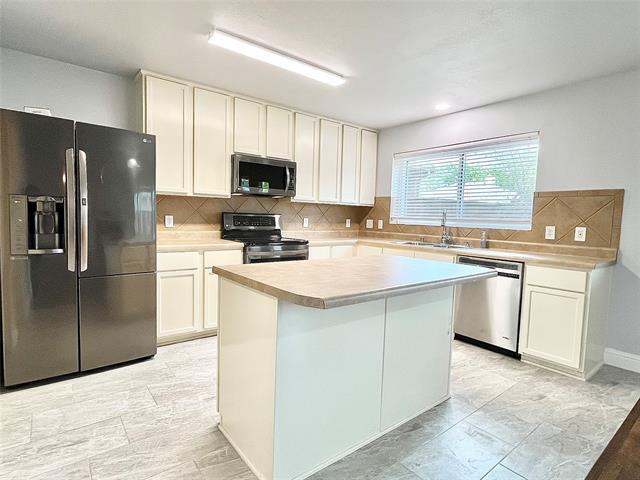 Building Photo - 3913 Plymouth Dr