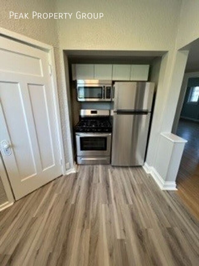 Building Photo - 2560 Woodburn Ave