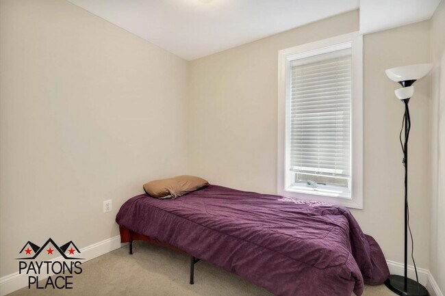 Building Photo - Townhome Style Condo with Parking