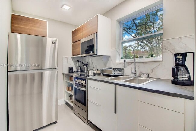 Primary Photo - 5530 NW 5th Ave