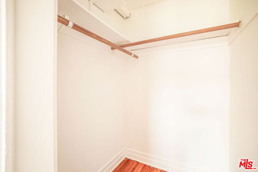 Closet - 842 S Sycamore Ave