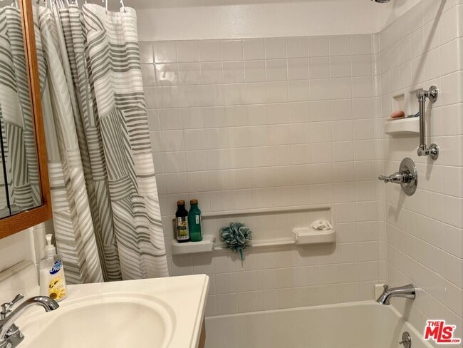 Building Photo - 701 Pinnacle Dr