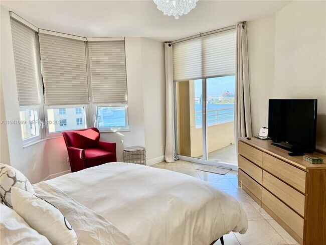 Building Photo - 808 Brickell Key Dr