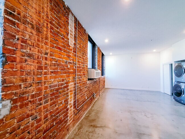 Building Photo - Exposed Brick Studio Apartment at a Great Price!