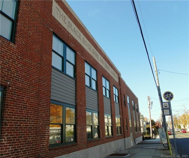 Building Photo - 2836 Fairfield Ave