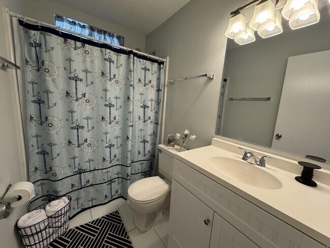 Building Photo - 1310 NE 14th Ct