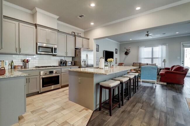 Building Photo - 5326 Larkin St