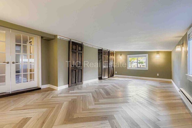 Building Photo - MOVE IN  SPECIAL