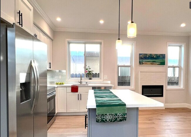 Building Photo - 661 Hampshire Ave