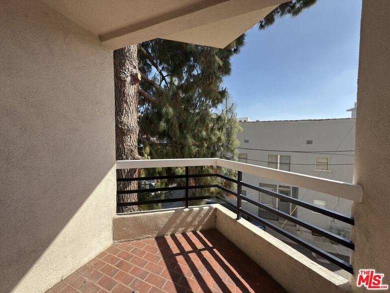 Building Photo - 120 S Crescent Dr