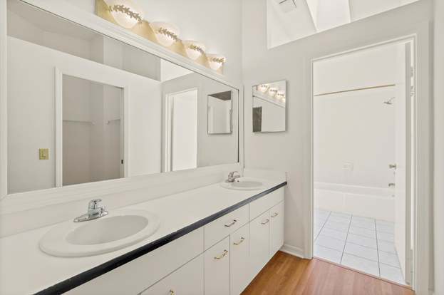 Building Photo - 604 Parkside Pl