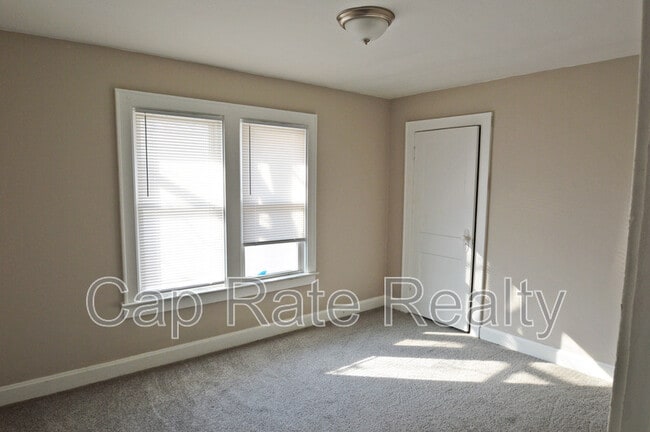 Building Photo - 1111 E 22nd Ave