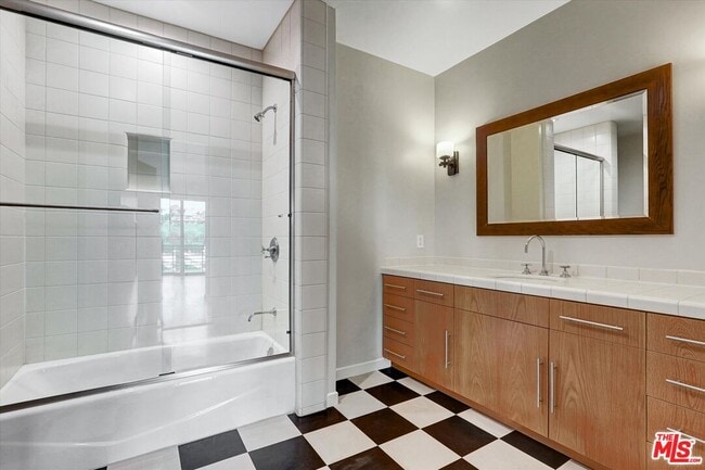 Building Photo - 3850 Rambla Orienta