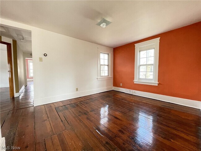 Building Photo - 386.5 Silver St