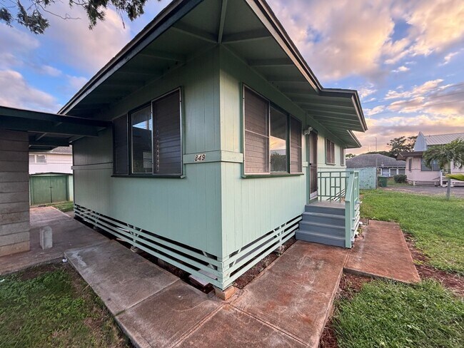 Building Photo - Newly Updated Gorgeous 3 Bed, 1.5 Bath Single Family House in Pearl City Available Now!