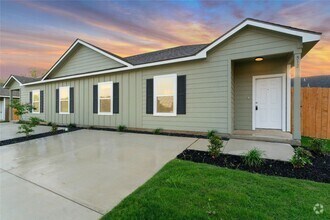 Building Photo - Stunning New Duplex Home in Seguin