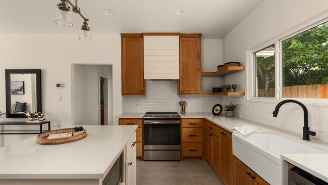 Building Photo - 402 E Ash Dr