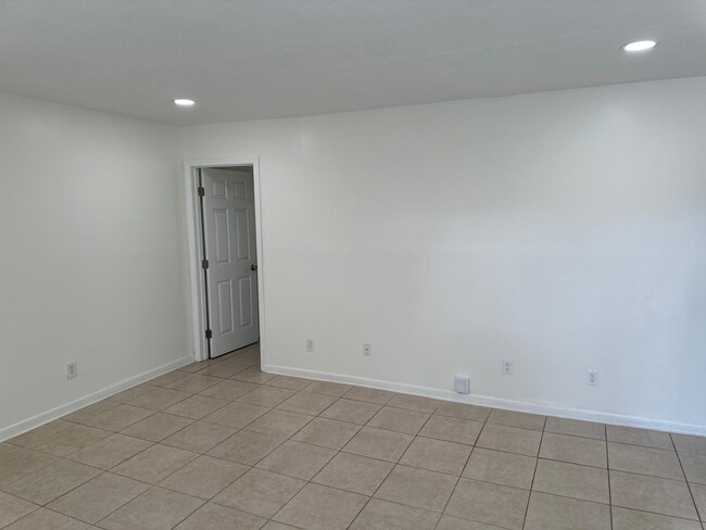 Building Photo - 1253 White Pine Dr