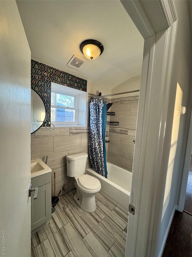 Building Photo - 164-41 108th Dr