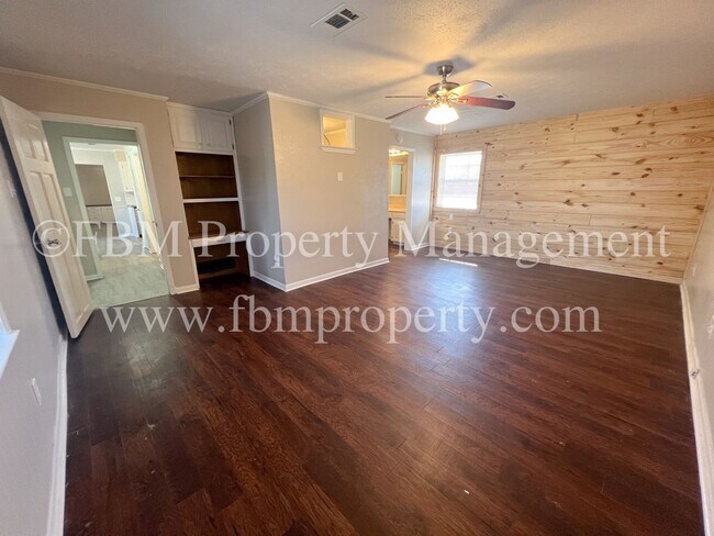 Building Photo - 1204 Williamsburg Dr