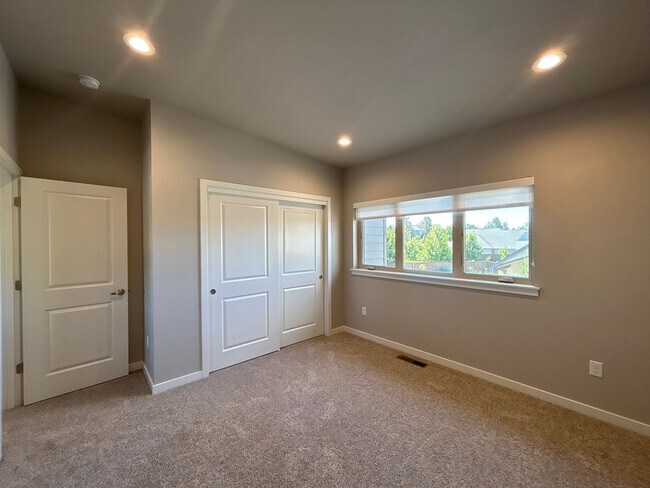 Building Photo - 2 Bedroom Townhouse in SW Redmond