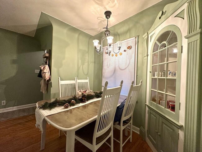 Building Photo - Available August!  Cozy 2 Bedroom, 2 Bathr...