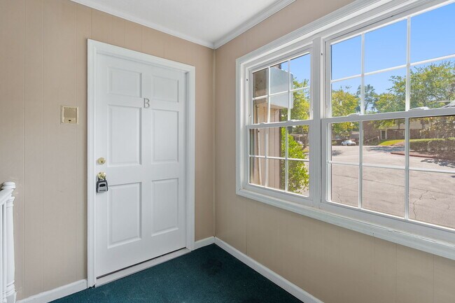 Building Photo - 325 Winding River Dr