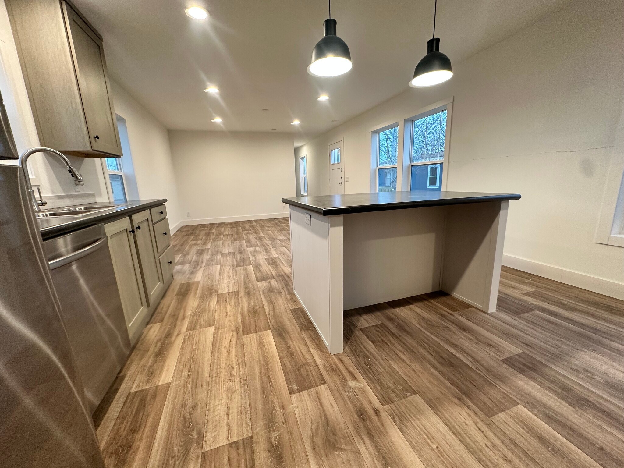 Building Photo - 19 Cavalier St N