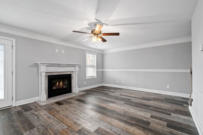 Building Photo - Pet Friendly Three Bedroom with Bonus!