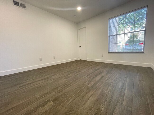 Building Photo - Renovated 2 Bedroom, 2 Bath First Floor in...